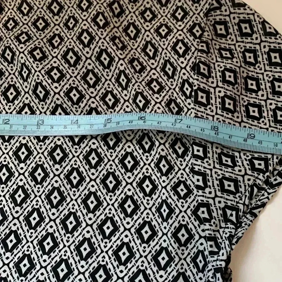 H&M gray w black tunic, V-neck, cap Sleeves,light & airy polyester, wrinkle free - Picture 5 of 5